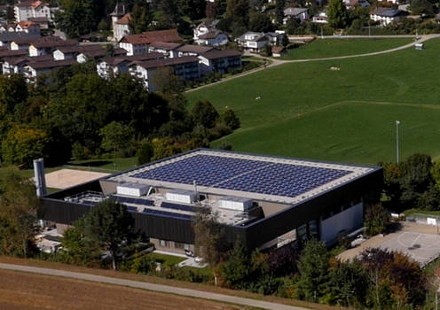 Photo de l'installation photovoltaïque de Groupe E Greenwatt sur le toit du centre sportif du Platy